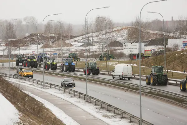 DAUGAVPILS, LATVIA - 5 Şubat 2024: Letonya 'da köylü protestosu. Traktörler, arabalar, tarım makineleri şehrin sokaklarında geziniyor.