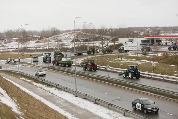 DAUGAVPILS, LATVIA - 5 Şubat 2024: Letonya 'da köylü protestosu. Traktörler, arabalar, tarım makineleri şehrin sokaklarında geziniyor.