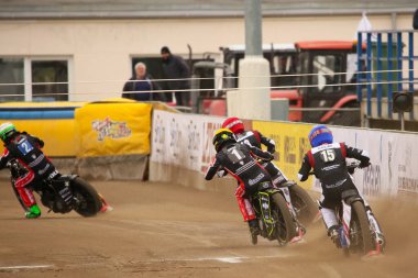 DAUGAVPILS, LATVIA - 21 Nisan 2024: Polonya Şampiyonası karşılaşması. Ulusal Yarış Ligi. Lokomotiv (Daugavpils) - Ultrapur Start (Gniezno) 51:39. Pistte sürücüler