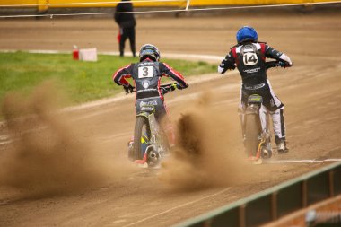 DAUGAVPILS, LATVIA - 21 Nisan 2024: Polonya Şampiyonası karşılaşması. Ulusal Yarış Ligi. Lokomotiv (Daugavpils) - Ultrapur Start (Gniezno) 51:39. Pistte sürücüler