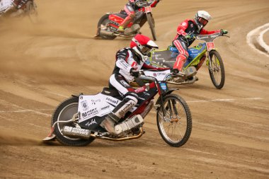 DAUGAVPILS, LATVIA - 21 Nisan 2024: Polonya Şampiyonası karşılaşması. Ulusal Yarış Ligi. Lokomotiv (Daugavpils) - Ultrapur Start (Gniezno) 51:39. Pistte sürücüler