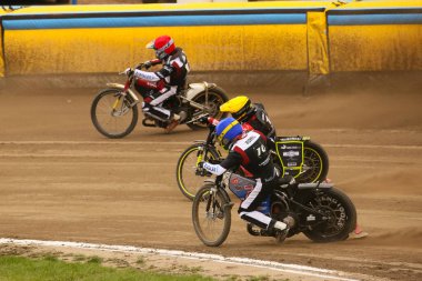 DAUGAVPILS, LATVIA - 21 Nisan 2024: Polonya Şampiyonası karşılaşması. Ulusal Yarış Ligi. Lokomotiv (Daugavpils) - Ultrapur Start (Gniezno) 51:39. Pistte sürücüler