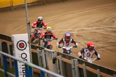 DAUGAVPILS, LATVIA - 21 Nisan 2024: Polonya Şampiyonası karşılaşması. Ulusal Yarış Ligi. Lokomotiv (Daugavpils) - Ultrapur Start (Gniezno) 51:39. Pistte sürücüler