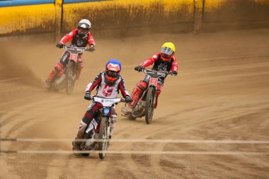 DAUGAVPILS, LATVIA - 21 Nisan 2024: Polonya Şampiyonası karşılaşması. Ulusal Yarış Ligi. Lokomotiv (Daugavpils) - Ultrapur Start (Gniezno) 51:39. Pistte sürücüler