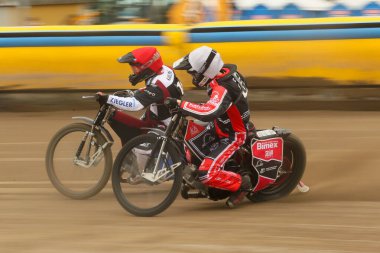 DAUGAVPILS, LATVIA - 21 Nisan 2024: Polonya Şampiyonası karşılaşması. Ulusal Yarış Ligi. Lokomotiv (Daugavpils) - Ultrapur Start (Gniezno) 51:39. Pistte sürücüler