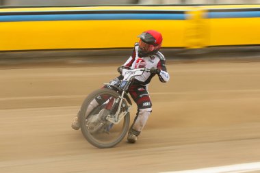 DAUGAVPILS, LATVIA - 21 Nisan 2024: Polonya Şampiyonası karşılaşması. Ulusal Yarış Ligi. Lokomotiv (Daugavpils) - Ultrapur Start (Gniezno) 51:39. Pistte sürücüler