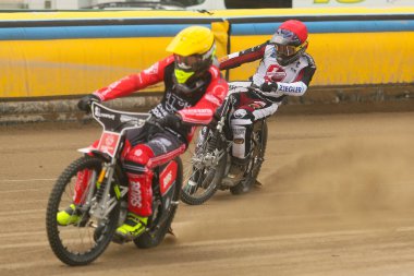 DAUGAVPILS, LATVIA - 21 Nisan 2024: Polonya Şampiyonası karşılaşması. Ulusal Yarış Ligi. Lokomotiv (Daugavpils) - Ultrapur Start (Gniezno) 51:39. Pistte sürücüler