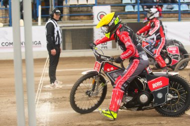DAUGAVPILS, LATVIA - 21 Nisan 2024: Polonya Şampiyonası karşılaşması. Ulusal Yarış Ligi. Lokomotiv (Daugavpils) - Ultrapur Start (Gniezno) 51:39. Pistte sürücüler