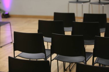 Sunumlar salonda birçok sandalye