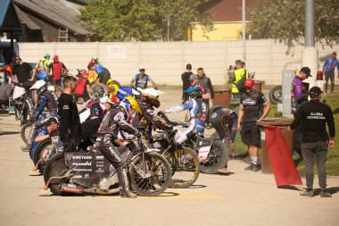 DAUGAVPILS, LATVIA - 12 Mayıs 2024: SEC Challenge yarışı. Yarış pistinde yarışçılar