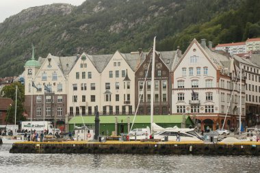 BERGEN, NORWay - 13 Haziran 2024: Bergen 'in deniz kenarındaki çapalarını izle
