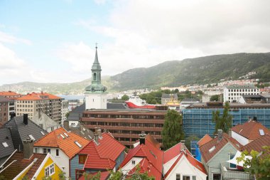 BERGEN, NORway - 10 Haziran 2024: Bergen şehri - çatılar ve dağ