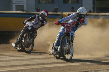 DAUGAVPILS, LATVIA - 16 Haziran 2024: Polonya Şampiyonası karşılaşması. Ulusal Yarış Ligi. Lokomotiv (Daugavpils) - Unia (Tarnuw) 44:45. Daugavpils maçı. Pistte sürücüler