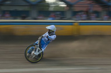 DAUGAVPILS, LATVIA - 16 Haziran 2024: Polonya Şampiyonası karşılaşması. Ulusal Yarış Ligi. Lokomotiv (Daugavpils) - Unia (Tarnuw) 44:45. Daugavpils maçı. Pistte sürücüler