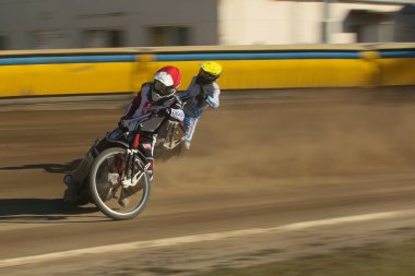 DAUGAVPILS, LATVIA - 16 Haziran 2024: Polonya Şampiyonası karşılaşması. Ulusal Yarış Ligi. Lokomotiv (Daugavpils) - Unia (Tarnuw) 44:45. Daugavpils maçı. Pistte sürücüler