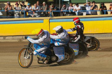 DAUGAVPILS, LATVIA - 16 Haziran 2024: Polonya Şampiyonası karşılaşması. Ulusal Yarış Ligi. Lokomotiv (Daugavpils) - Unia (Tarnuw) 44:45. Daugavpils maçı. Pistte sürücüler