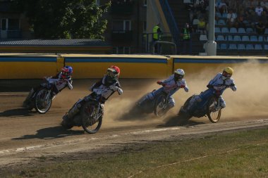 DAUGAVPILS, LATVIA - 16 Haziran 2024: Polonya Şampiyonası karşılaşması. Ulusal Yarış Ligi. Lokomotiv (Daugavpils) - Unia (Tarnuw) 44:45. Daugavpils maçı. Pistte sürücüler