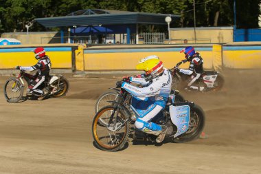 DAUGAVPILS, LATVIA - 16 Haziran 2024: Polonya Şampiyonası karşılaşması. Ulusal Yarış Ligi. Lokomotiv (Daugavpils) - Unia (Tarnuw) 44:45. Daugavpils maçı. Pistte sürücüler