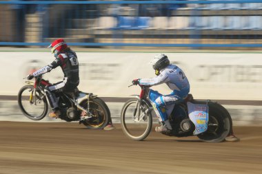 DAUGAVPILS, LATVIA - 16 Haziran 2024: Polonya Şampiyonası karşılaşması. Ulusal Yarış Ligi. Lokomotiv (Daugavpils) - Unia (Tarnuw) 44:45. Daugavpils maçı. Pistte sürücüler