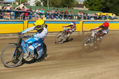 DAUGAVPILS, LATVIA - 16 Haziran 2024: Polonya Şampiyonası karşılaşması. Ulusal Yarış Ligi. Lokomotiv (Daugavpils) - Unia (Tarnuw) 44:45. Daugavpils maçı. Pistte sürücüler