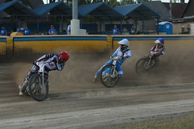 DAUGAVPILS, LATVIA - 16 Haziran 2024: Polonya Şampiyonası karşılaşması. Ulusal Yarış Ligi. Lokomotiv (Daugavpils) - Unia (Tarnuw) 44:45. Daugavpils maçı. Pistte sürücüler