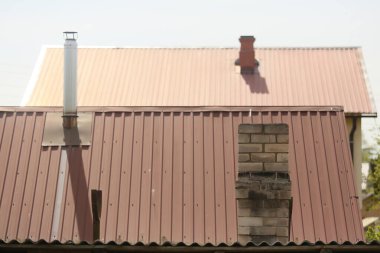 Köyde boruları olan bir sürü ev.