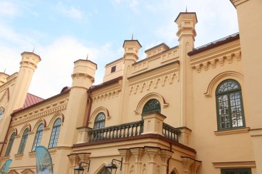 PREILI, LATVIA - 20 Temmuz 2024: 19. yüzyıl Preili Şatosu 'nun restore edilmiş balkonunun manzarası