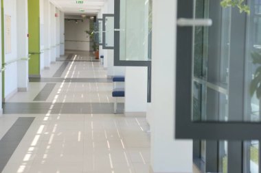 Bilim laboratuarındaki Koridorlar Temizlik Odası