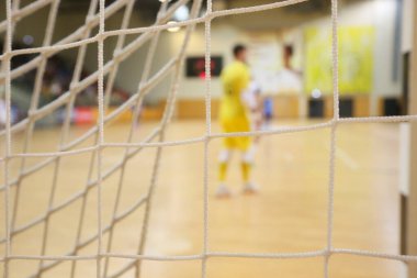 Futsal kaleci ön ağ ile alana bakarak