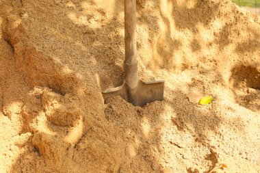 Suumer Day 'de kuma kazılmış inşaat küreği