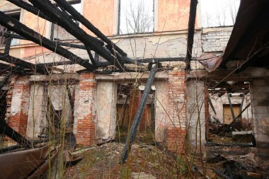 Uzun zaman önce bir yangının çıktığı eski bir bina. İçeride, genç ağaçlar büyüdü.