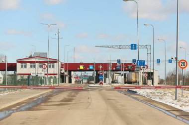 KRASLAVA BÖLGESİ, LATVIA - 17 Mart 2025: Letonya-Belarus sınırı. Paternieki 'den Letonya' ya giden yol