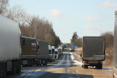 KRASLAVA BÖLGESİ, LATVIA - 17 Mart 2025: Letonya-Belarus sınırı. Paternieki 'den Letonya' ya giden yol. Bir kargo kamyonu kuyruğu