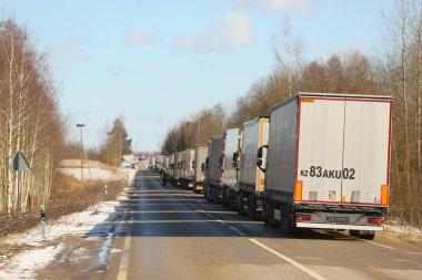 KRASLAVA BÖLGESİ, LATVIA - 17 Mart 2025: Letonya-Belarus sınırı. Paternieki 'den Letonya' ya giden yol. Bir kargo kamyonu kuyruğu