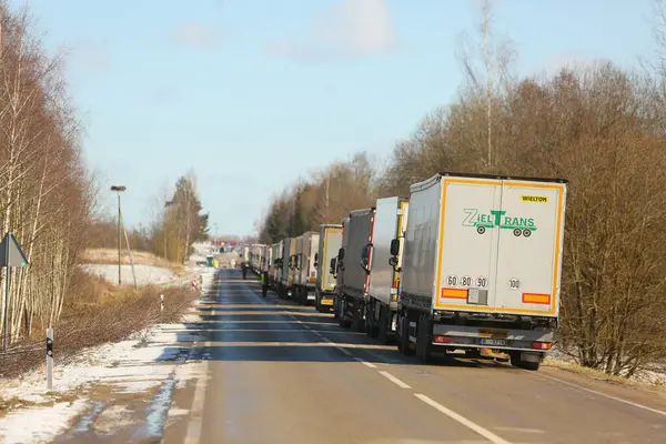 KRASLAVA BÖLGESİ, LATVIA - 17 Mart 2025: Letonya-Belarus sınırı. Paternieki 'den Letonya' ya giden yol. Bir kargo kamyonu kuyruğu
