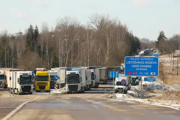 KRASLAVA BÖLGESİ, LATVIA - 17 Mart 2025: Letonya-Belarus sınırı. Paternieki 'den Letonya' ya giden yol. Bir kargo kamyonu kuyruğu