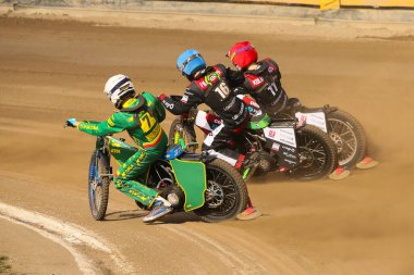DAUGAVPILS, LATVIA - 13 Nisan 2025: Polish National Speedway League Lokomotiv (Daugavpils) - Polonia (Pila) maçında pistte yarışanlar. Resmi eşleşme sonucu - 40: 42