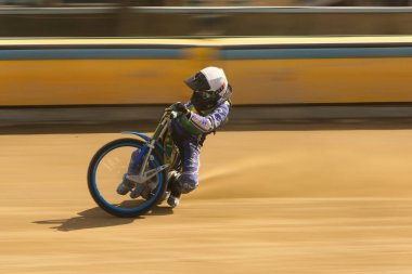 DAUGAVPILS, LATVIA - 13 Nisan 2025: Polish National Speedway League Lokomotiv (Daugavpils) - Polonia (Pila) maçında pistte yarışanlar. Resmi eşleşme sonucu - 40: 42