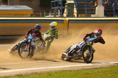 DAUGAVPILS, LATVIA - 13 Nisan 2025: Polish National Speedway League Lokomotiv (Daugavpils) - Polonia (Pila) maçında pistte yarışanlar. Resmi eşleşme sonucu - 40: 42