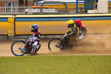 DAUGAVPILS, LATVIA - 13 Nisan 2025: Polish National Speedway League Lokomotiv (Daugavpils) - Polonia (Pila) maçında pistte yarışanlar. Yarışçı düşüşü. Resmi eşleşme sonucu - 40: 42