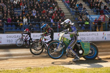 DAUGAVPILS, LATVIA - 13 Nisan 2025: Polish National Speedway League Lokomotiv (Daugavpils) - Polonia (Pila) maçında pistte yarışanlar. Resmi eşleşme sonucu - 40: 42