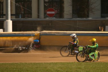 DAUGAVPILS, LATVIA - 13 Nisan 2025: Polish National Speedway League Lokomotiv (Daugavpils) - Polonia (Pila) maçında pistte yarışanlar. Yarışçı düşüşü. Resmi eşleşme sonucu - 40: 42