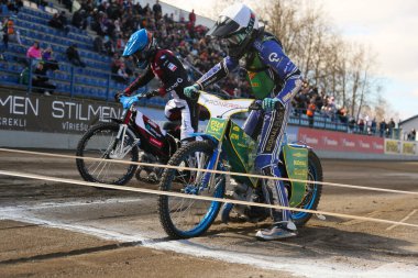DAUGAVPILS, LATVIA - 13 Nisan 2025: Polish National Speedway League Lokomotiv (Daugavpils) - Polonia (Pila) maçında pistte yarışanlar. Atlılar başlangıç çizgisinde. Resmi eşleşme sonucu - 40: 42