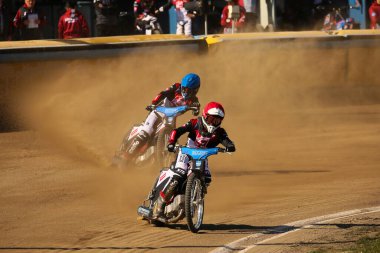 DAUGAVPILS, LATVIA - 13 Nisan 2025: Polish National Speedway League Lokomotiv (Daugavpils) - Polonia (Pila) maçında pistte yarışanlar. Resmi eşleşme sonucu - 40: 42
