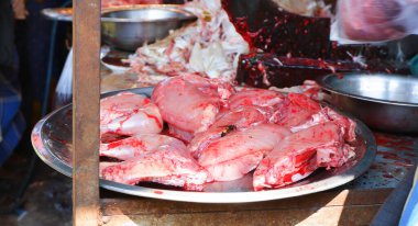 Kanlı çiğ tavuk parçaları açık pazarda satılır..