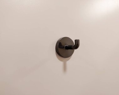 Tuvaletin kapısına kanca ya da askıya asılacak bir elbise..