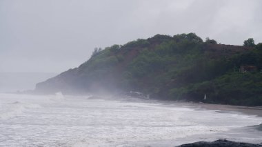 Musondaki boş Vagator plajının güzel manzarası.