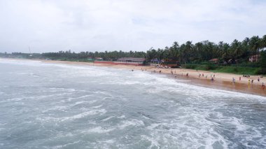 Goa, Hindistan, tarih 13.06.2024. Muson yağmurlarında kalabalık ve boş sinquerim plajı manzarası, Goa.