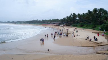 Goa, Hindistan, tarih 13.06.2024. Muson yağmurlarında kalabalık ve boş sinquerim plajı manzarası, Goa.