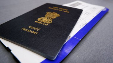 Kolkata, Hindistan 21.07.2024 tarihli. Pasaportla ilgili seyahat konsepti.